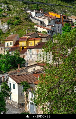 Werfen Sie einen Blick auf die Häuser am Hügel des mittelalterlichen Dorfes Goriano Sicoli. Goriano Sicoli, Provinz L'Aquila, Abruzzen, Italien, Europa Stockfoto