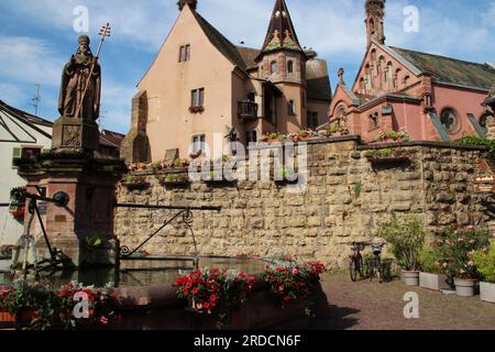 Schloss saint-léon-pfalz, brunnen saint-leon und Kapelle saint-léon IX in eguisheim im elsass (frankreich) Stockfoto