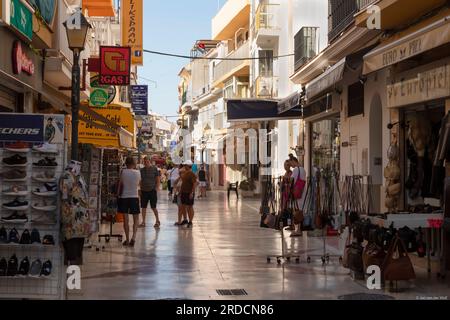 Gemütliche Straße mit kleinen Geschäften, Restaurants und Bars im La Carihuela-Viertel der Stadt ​​Torremolinos. Stockfoto