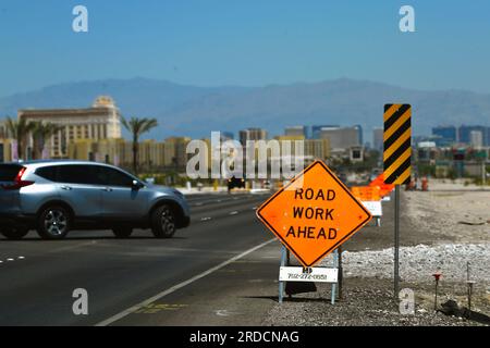 Las Vegas, USA. 13. Juli 2023. Auf dem Las Vegas Boulevard befindet sich ein Baustellenschild, während Fahrzeuge am 13. Juli 2023 in Las Vegas, NV vorbeifahren. Wichtige Straßen, die zum und einschließlich Las Vegas Boulevard führen, wurden in Vorbereitung auf den Grand Prix F1 ab dem 18. November 2023 gebaut (Foto von Bryan Steffy) Guthaben: SIPA USA/Alamy Live News Stockfoto