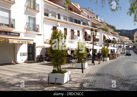 Straße im Zentrum des spanischen weißen Bergdorfes Mijas in Andalusien. Stockfoto