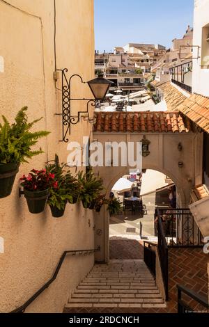 Enge Straße und Tor zum Platz im Zentrum des Dorfes Mijas in Andalusien in Spanien. Stockfoto