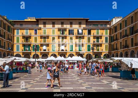 Historischer Platz - Plaza Mayor, mit Kunsthandwerksmarkt in der Altstadt von Palma de Mallorca. Stockfoto