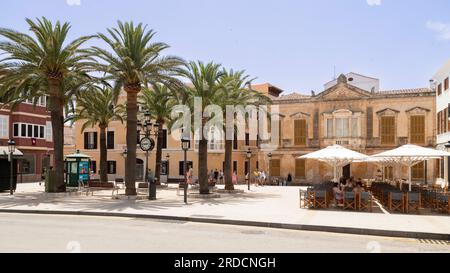 Plaza de Alfonso III oder Plaza de las palmeras in Ciutadella de Menorca. Stockfoto