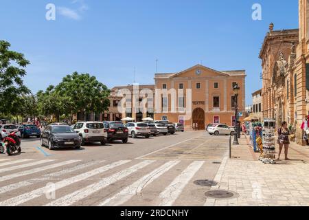 Theatergebäude am Plaza des, geboren im Zentrum der historischen Stadt Ciutadella auf der spanischen Insel Menorca. Stockfoto