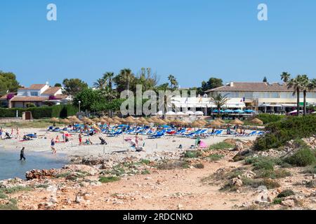 Touristen genießen das Meerwasser im Resort Son Xoriguer nahe Cala en Bosch auf der spanischen Insel Menorca. Stockfoto