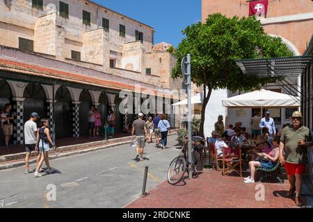 Stadtleben im Zentrum in der Nähe des städtischen Marktes von Ciutadella de Menorca in Spanien. Stockfoto