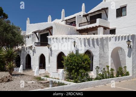 Weiße Häuser im malerischen Küstendorf Binibequer auf der spanischen Insel Menorca. Stockfoto