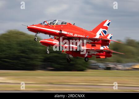 Die Roten Pfeile starten für ihre Show-Routine auf der Royal International Air Tattoo 2023. Stockfoto