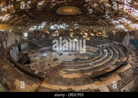 Innere des Buzludzha-Denkmals, Buzludzha-Gipfel, Balkan, Bulgarien (das heruntergekommene Denkmal der Kommunistischen Partei Bulgariens, erbaut 1981) Stockfoto