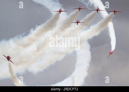 Die Roten Pfeile spielen auf dem Royal International Air Tattoo 2023. Stockfoto