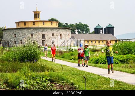 Hancock ShakerVillage mit Kindern und einer runden Steinscheune Stockfoto