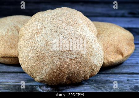 Ägyptisches braunes Kleie dünnes Knusperbrot, dünn, knusprig und köstlich, allein oder mit etwas anderem gegessen, braun rund, knusprig und rund gebackene Kleie Stockfoto