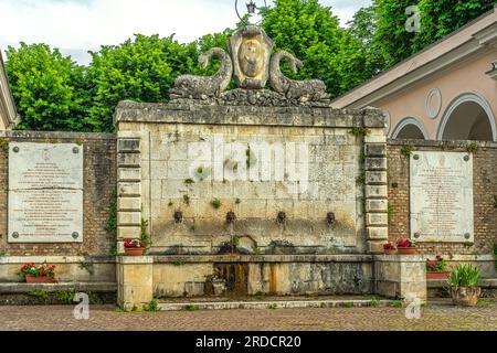 Monumentaler Brunnen von Goriano Sicoli. Goriano Sicoli, Provinz L'Aquila, Abruzzen, Italien, Europa Stockfoto