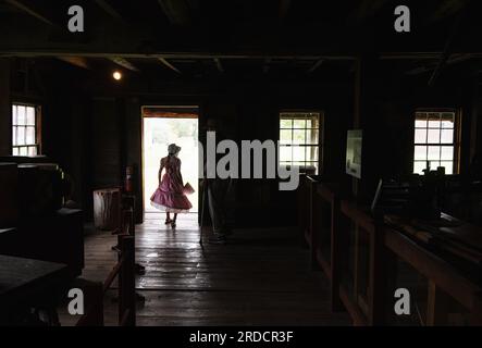 Hancock ShakerVillage mit einem jungen Mädchen in der Tür Stockfoto