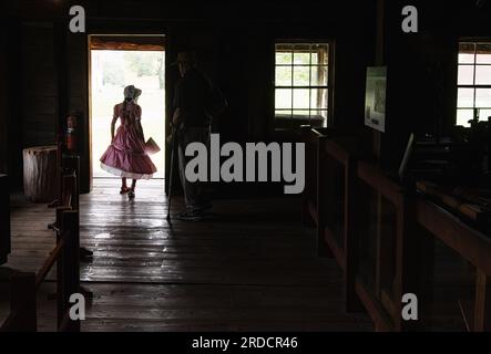 Hancock ShakerVillage mit einem jungen Mädchen in der Tür Stockfoto