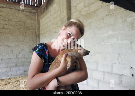 Eine Frau hält ein Wildschwein in der Hand. Nahaufnahme. Stockfoto