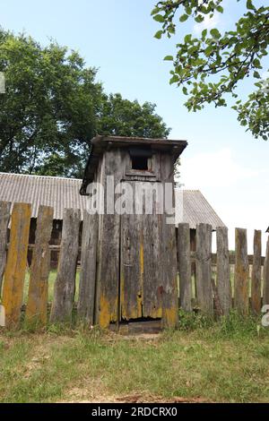 Eine verfallene hölzerne Toilette im Dorf. Stockfoto