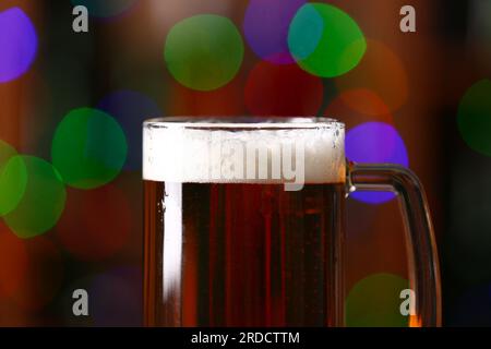 Eine Tasse Bier in der Bar, Schließung. Oktoberfest-Feier Stockfoto