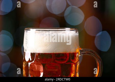 Eine Tasse Bier in der Bar, Schließung. Oktoberfest-Feier Stockfoto