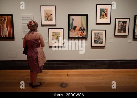 FOTO: JEFF GILBERT, 20. Juli 2023 National Portrait Gallery, London, UK Yevonde: Life and Colour. Die Ausstellung zeigt Porträts und Stillebenswerke, die Yevonde während einer farbenfrohen sechzigjährigen Karriere produziert hat, und stützt sich auf das Archiv ihres Werks, das 2021 von der Galerie erworben wurde. Eine Erkundung des Lebens und der Karriere von Yevonde, dem Pionierfotografen in London, der in den 1930er Jahren die Verwendung der Farbfotografie vorführte Stockfoto