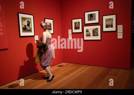 FOTO: JEFF GILBERT, 20. Juli 2023 National Portrait Gallery, London, UK Yevonde: Life and Colour. Die Ausstellung zeigt Porträts und Stillebenswerke, die Yevonde während einer farbenfrohen sechzigjährigen Karriere produziert hat, und stützt sich auf das Archiv ihres Werks, das 2021 von der Galerie erworben wurde. Eine Erkundung des Lebens und der Karriere von Yevonde, dem Pionierfotografen in London, der in den 1930er Jahren die Verwendung der Farbfotografie vorführte Stockfoto