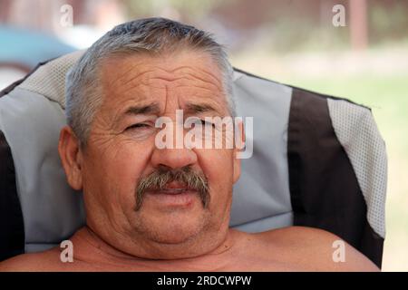 Gebräunter mustachioierter Mann mittleren Alters. Kopfporträt. Stockfoto