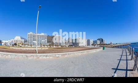 Kapstadt Atlantikküste Spaziergänge Promenade Apartments Berge blauer Himmel Lebensstil Landschaft. Stockfoto