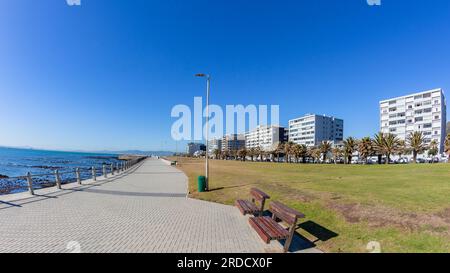 Kapstadt Atlantikküste Spaziergänge Promenade Apartments Berge blauer Himmel Lebensstil Landschaft. Stockfoto