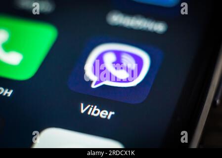 Charkiv, Ukraine - 23. April 2018: Viber Anwendungssymbol auf einem Smartphone-Bildschirm Stockfoto