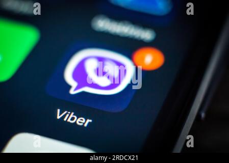 Charkiv, Ukraine - 23. April 2018: Viber Anwendungssymbol auf einem Smartphone-Bildschirm Stockfoto