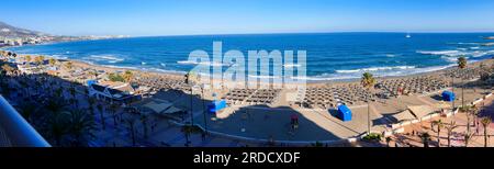 Panorama von Fuengirola an der Costa del Sol Spanien ist ein Resort mit langem Strand, Geschäften und allen Einrichtungen für Urlaubsspaß Stockfoto