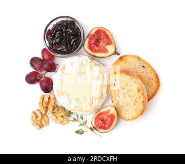 Leckerer gebackener Camembert-Käse mit Brot, Marmelade, Feigen und Trauben auf weißem Hintergrund Stockfoto