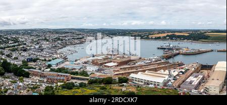 FALMOUTH, CORNWALL, GROSSBRITANNIEN - 5. JULI 2023. Panoramablick aus der Vogelperspektive auf die Docks und den Hafen in Falmouth mit Anlegestelle für Hilfsschiffe der Royal Navy Fleet Stockfoto