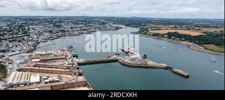 FALMOUTH, CORNWALL, GROSSBRITANNIEN - 5. JULI 2023. Panoramablick aus der Vogelperspektive auf die Docks und den Hafen in Falmouth mit Anlegestelle für Hilfsschiffe der Royal Navy Fleet Stockfoto