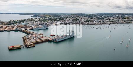 FALMOUTH, CORNWALL, GROSSBRITANNIEN - 5. JULI 2023. Panoramablick aus der Vogelperspektive auf die Docks und den Hafen in Falmouth mit Anlegestelle für Hilfsschiffe der Royal Navy Fleet Stockfoto