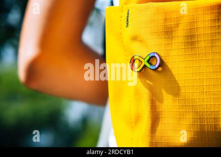 Kind mit Rucksack mit Autismus-Unendlichkeits-Regenbogen-Symbol. Welttag des Autismus-Bewusstseins, Bewegung der Autismusrechte, Neurodiversität, autistische Akzeptanz Stockfoto