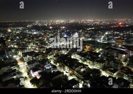 Drohnen-Stativ aus der Luft, das die Stadtlandschaft von jaipur delhi mit Feuerwerk, Raketen, Pyrotechnik und Himmelslaternen bei Nacht zur Feier von Makar zeigt Stockfoto
