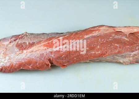 Rohes, rohes Rindfleisch, das in Stücke gehackt und dann in heißem Wasser gekocht wird, um eine frische Fleischsuppe zuzubereiten, oder in verschiedenen Küchen gekocht Stockfoto