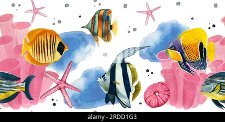 Nahtloser Rand. Tropische Fische, Korallen, Sterne und Igel in Rosa, handgemalt in Aquarell auf weißem Hintergrund. Geeignet zum Bedrucken von Stoffen Stockfoto