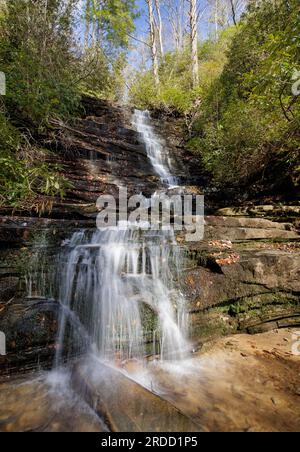 An den Panther Falls entlang des Angel Falls Trail im Norden von Georgia zieht sich Joe Creek über Felsschichten. Stockfoto