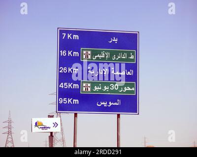 Kairo, Ägypten, Juni 30 2023: Ein informatives Schild am Seitenverkehr auf der Suez Cairo Autobahn zeigt Wegbeschreibungen, Badr City, New Capital, regionale Ringstraße, Stockfoto