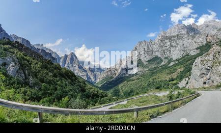 Panoramablick auf den Picos de Europa oder den Gipfel Europas, eine Bergkette, die sich über 20 km erstreckt und Teil des Kantabrischen Gebirges in Nor ist Stockfoto