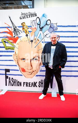 München, Deutschland. 20. Juli 2023. Jean Paul Gaultier, französischer Modedesigner, kommt zur deutschen Premiere der „Fashion Freak Show“. Kredit: Matthias Balk/dpa/Alamy Live News Stockfoto