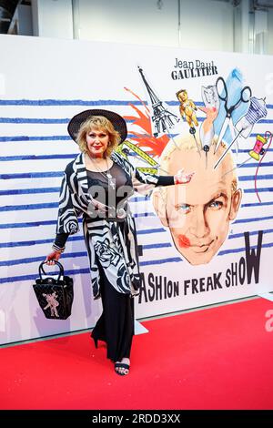 München, Deutschland. 20. Juli 2023. Gloria Gray, Schauspielerin, kommt zur deutschen Premiere von Jean-Paul Gaultiers "Fashion Freak Show". Kredit: Matthias Balk/dpa/Alamy Live News Stockfoto