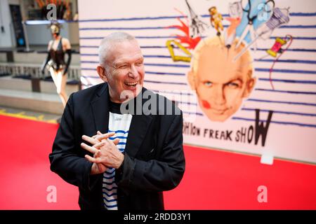 München, Deutschland. 20. Juli 2023. Jean Paul Gaultier, französischer Modedesigner, kommt zur deutschen Premiere der „Fashion Freak Show“. Kredit: Matthias Balk/dpa/Alamy Live News Stockfoto