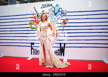 München, Deutschland. 20. Juli 2023. Anna Ermakova kommt zur deutschen Premiere von Jean-Paul Gaultiers „Fashion Freak Show Credit: Matthias Balk/dpa/Alamy Live News“ Stockfoto