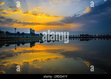 Morgenblick auf den Modon Lake bei Sonnenaufgang - Dammam, Saudi-Arabien. Stockfoto