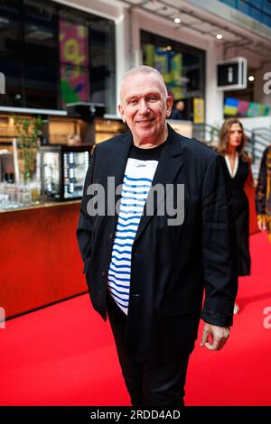 München, Deutschland. 20. Juli 2023. Jean Paul Gaultier, französischer Modedesigner, kommt zur deutschen Premiere der „Fashion Freak Show“. Kredit: Matthias Balk/dpa/Alamy Live News Stockfoto