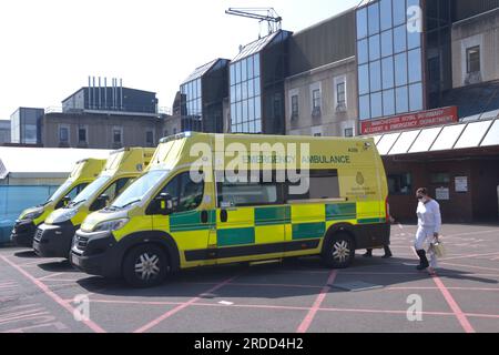 Rettungswagen in der Unfall- und Notaufnahme der Manchester Royal Infirmary; eine Frau geht vorbei Stockfoto